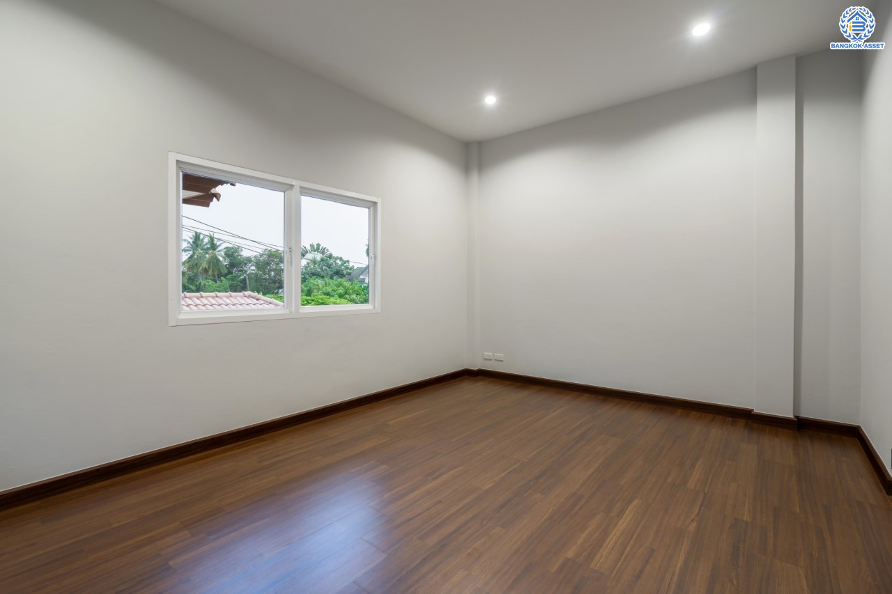 บ้านมือสองตกแต่งใหม่ ม.รัชชา2 บางใหญ่ หลังมุม เนื้อที่ 59 ตร.ว. ฟังก์ชัน 3 ห้องนอน 3 ห้องน้ำ 1 ห้องอเนกประสงค์ จอดรถได้ 2 คัน บนทำเลเชื่อมต่อถ.กาญจนาภิเษก ใกล้เซ็นทรัลเวสต์เกต ทางด่วน "กาญจนาภิเษก" และรถไฟฟ้าสายสีม่วง "สถานีตลาดบางใหญ่"